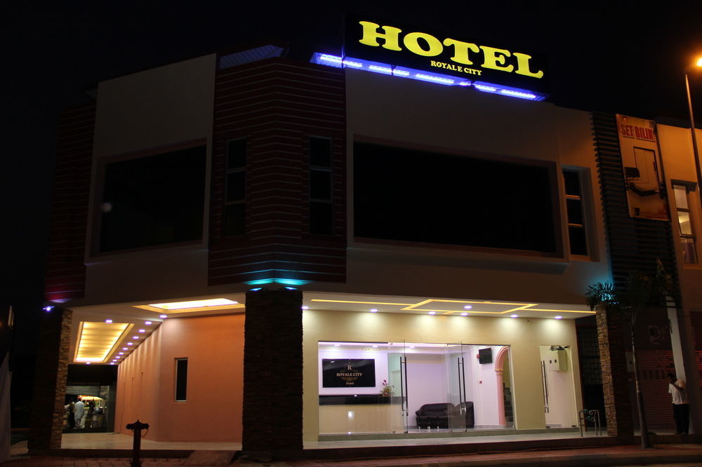 Oyo 89665 Royale City Hotel Sepang Buitenkant foto