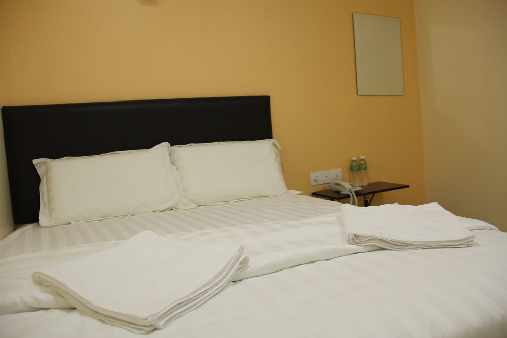 Oyo 89665 Royale City Hotel Sepang Buitenkant foto