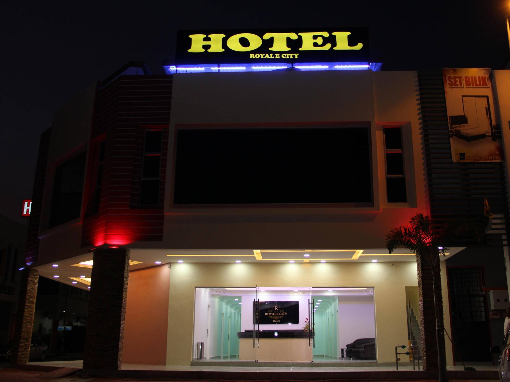 Oyo 89665 Royale City Hotel Sepang Buitenkant foto