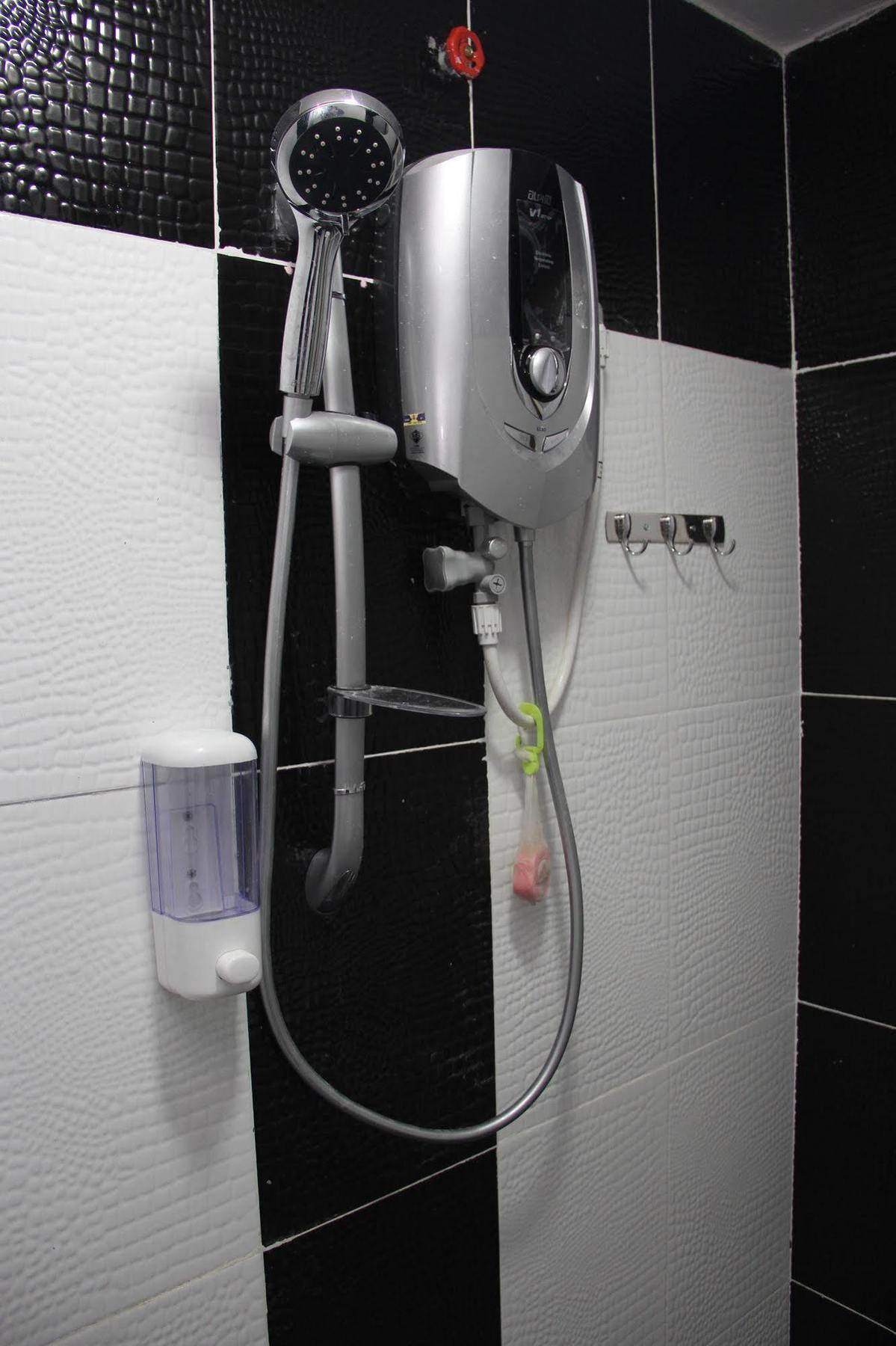 Oyo 89665 Royale City Hotel Sepang Buitenkant foto