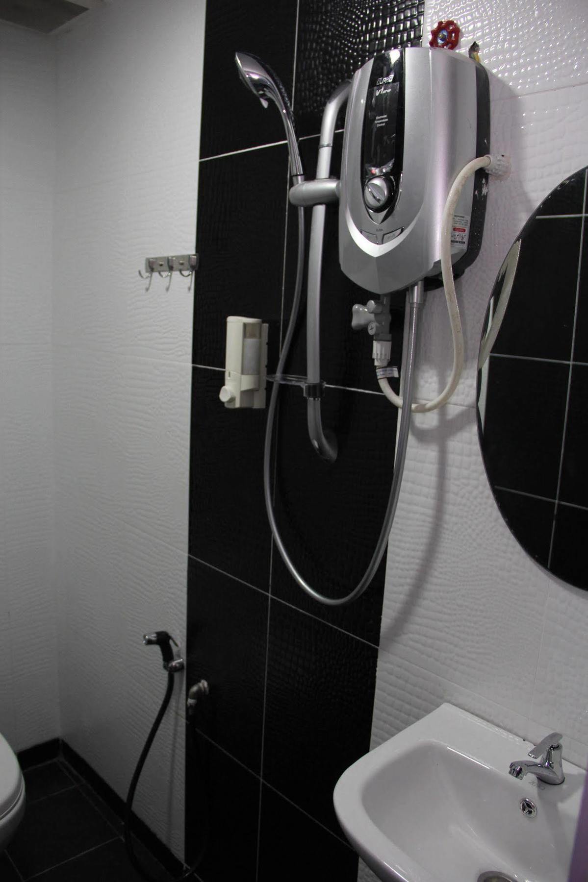 Oyo 89665 Royale City Hotel Sepang Buitenkant foto
