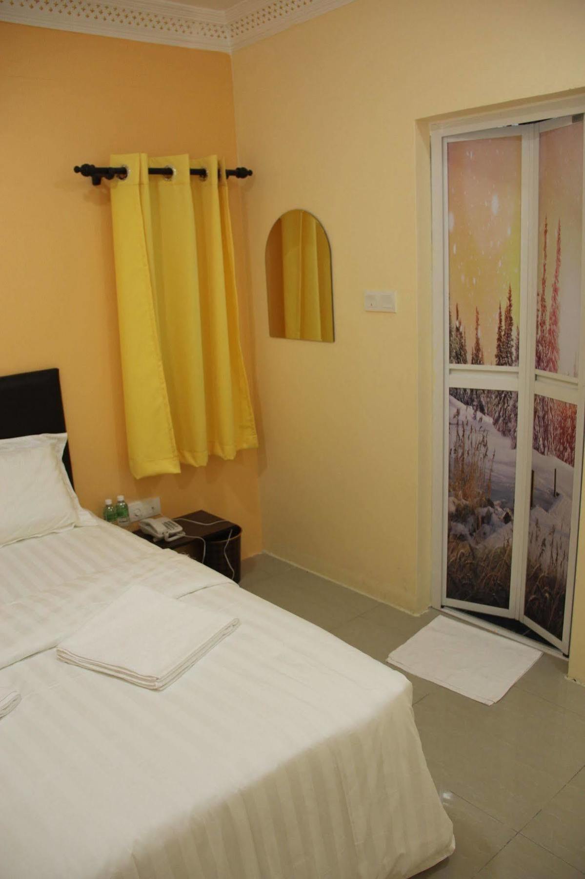 Oyo 89665 Royale City Hotel Sepang Buitenkant foto