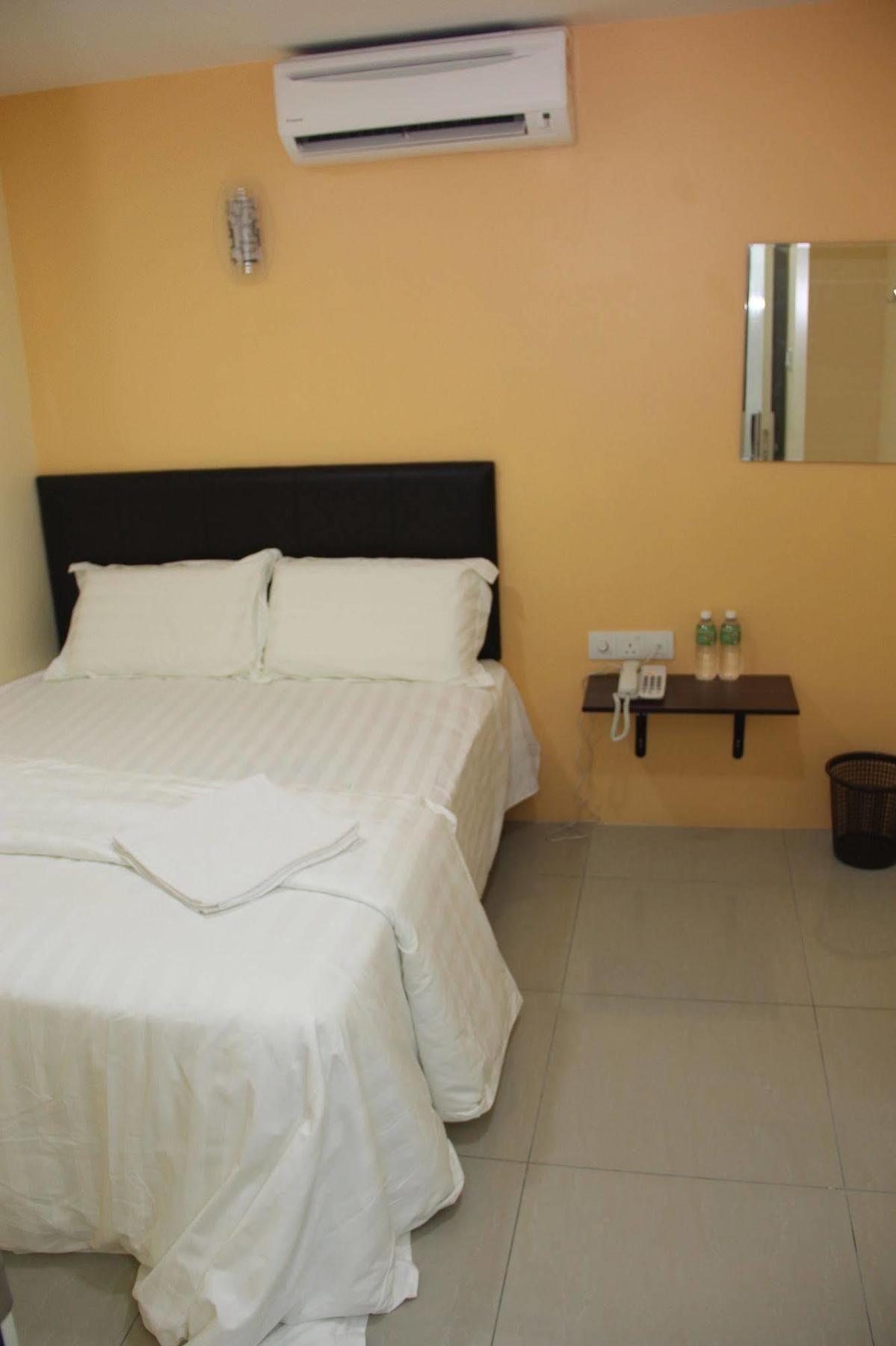 Oyo 89665 Royale City Hotel Sepang Buitenkant foto