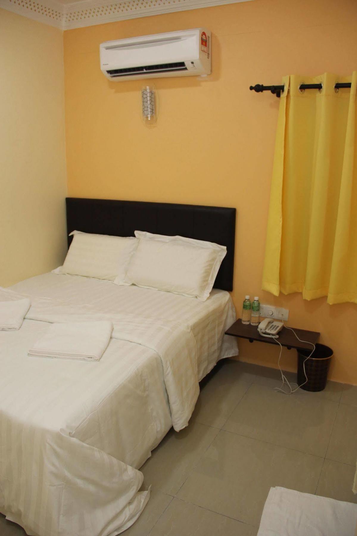 Oyo 89665 Royale City Hotel Sepang Buitenkant foto