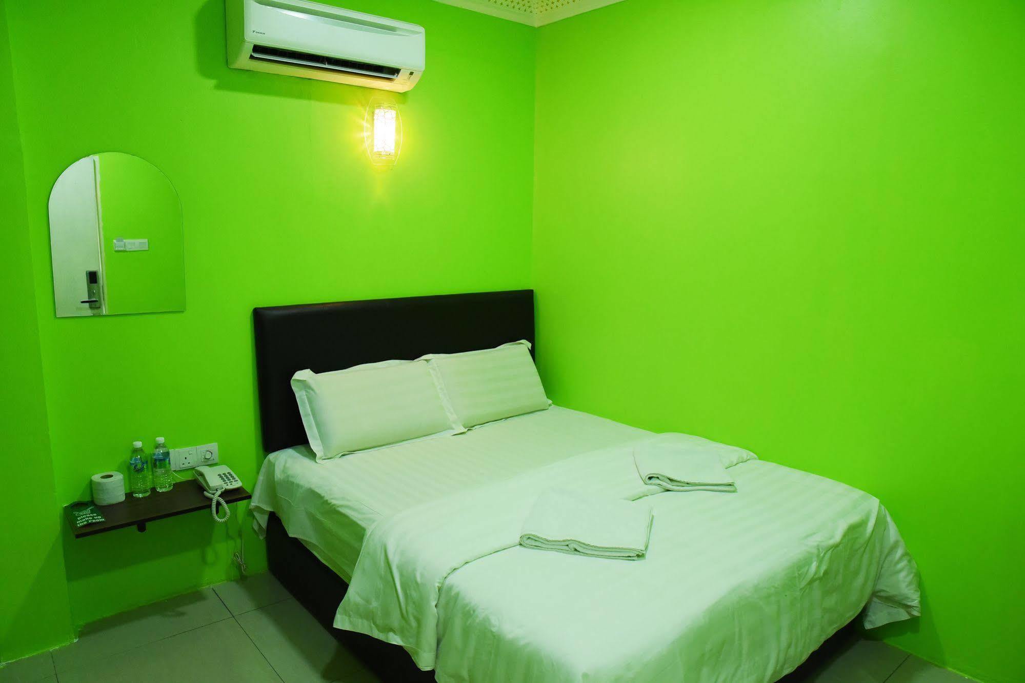 Oyo 89665 Royale City Hotel Sepang Buitenkant foto