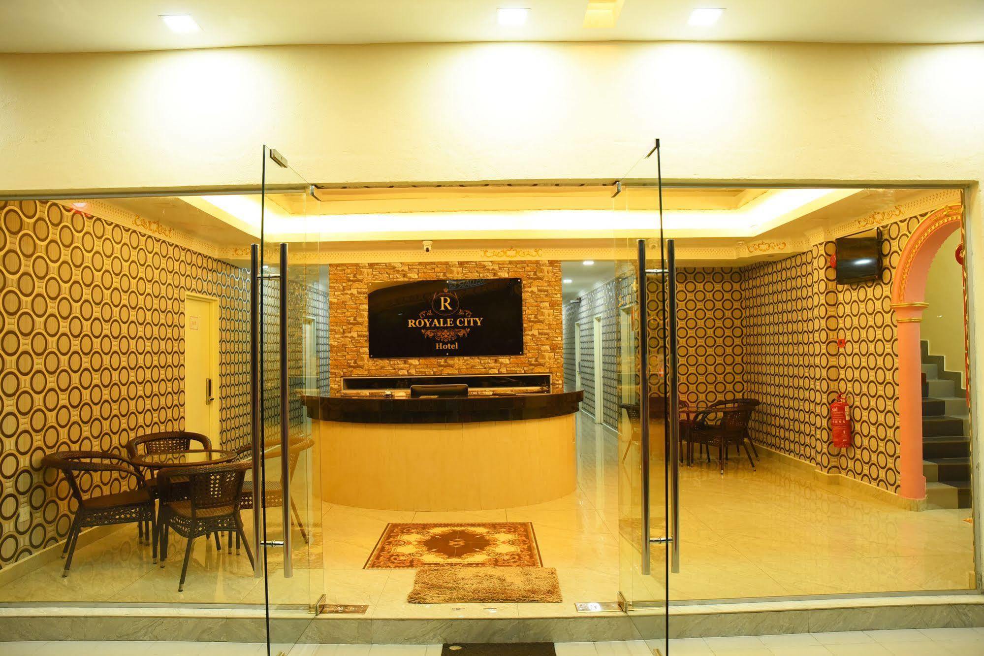 Oyo 89665 Royale City Hotel Sepang Buitenkant foto
