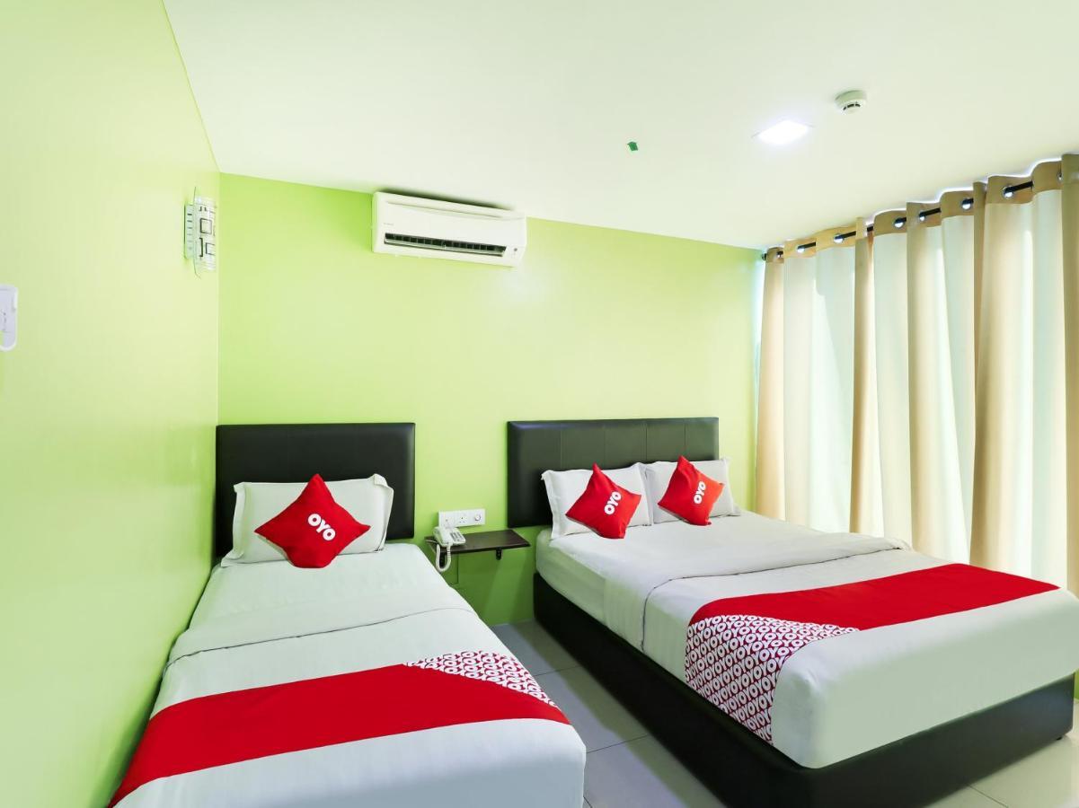 Oyo 89665 Royale City Hotel Sepang Buitenkant foto