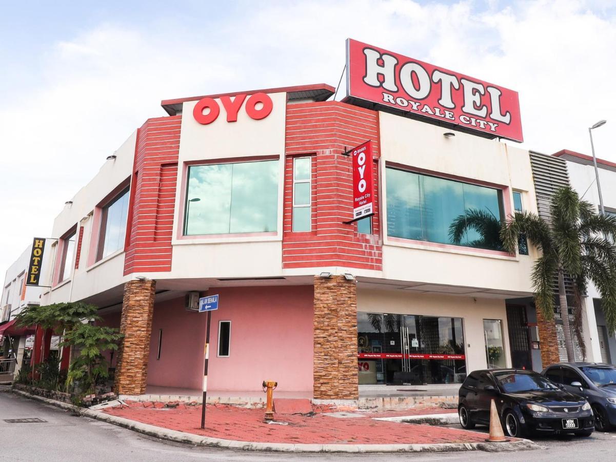 Oyo 89665 Royale City Hotel Sepang Buitenkant foto