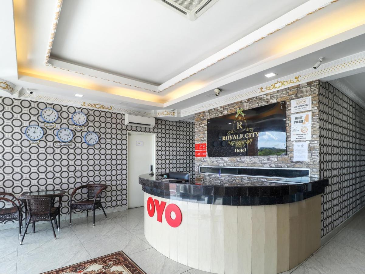 Oyo 89665 Royale City Hotel Sepang Buitenkant foto